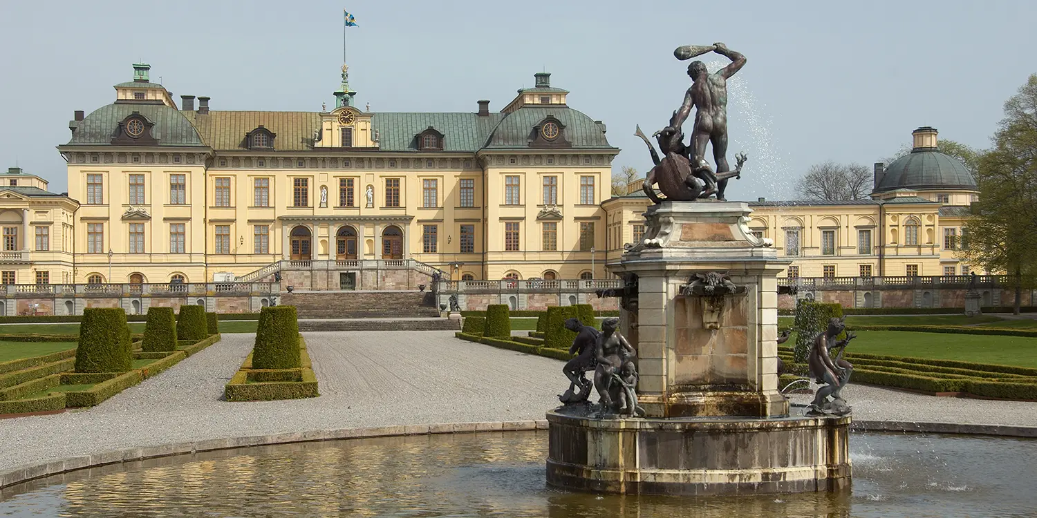 Herkulesfontänen med bronsfigurer, i Drottningholms slottspark.