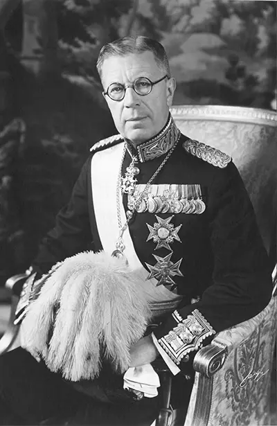 Kung Gustaf VI Adolf i uniform. Fotografi från år 1951.